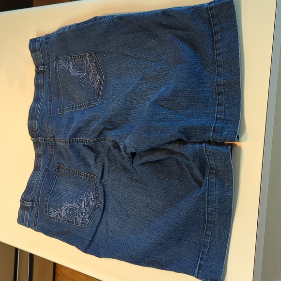 Gloria Vanderbilt women's jean shorts. Elastic waist. Rhinestones. Size 18. - Picture 5 of 7